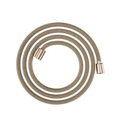 Textilbrauseschlauch in einer geschwungenen Form mit zwei Metallanschlüssen. Die Oberfläche zeigt eine Brushed Bronze-Finish. Produkt von Hansgrohe.